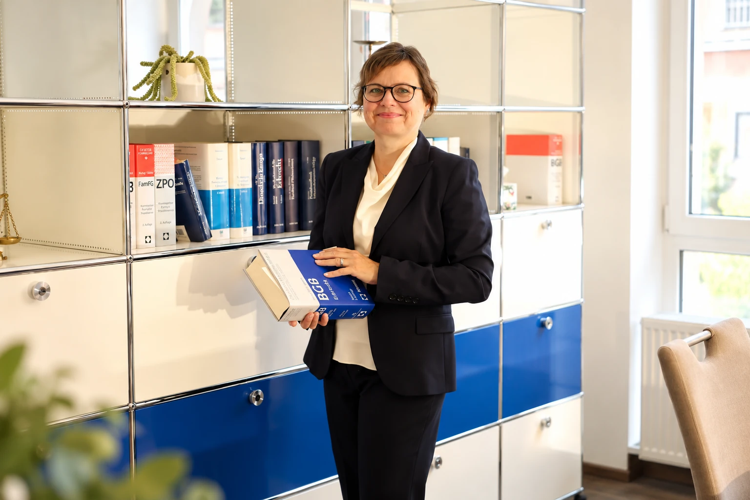 Rechtsanwältin Sonja Hecker in ihrer Kanzlei in Hockenheim